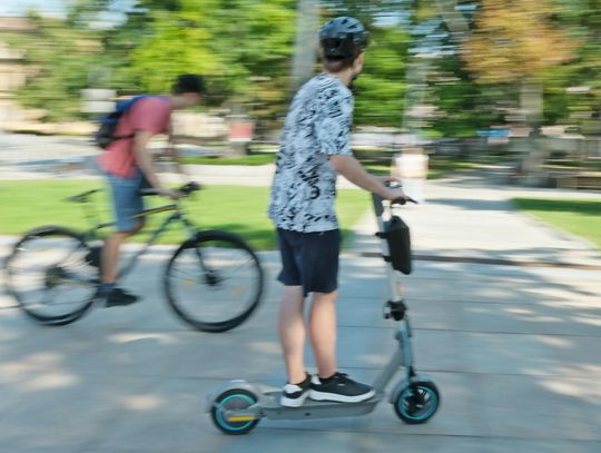 Kask obowiązkowy dla młodych rowerzystów i użytkowników hulajnóg. Nowe przepisy już obowiązują