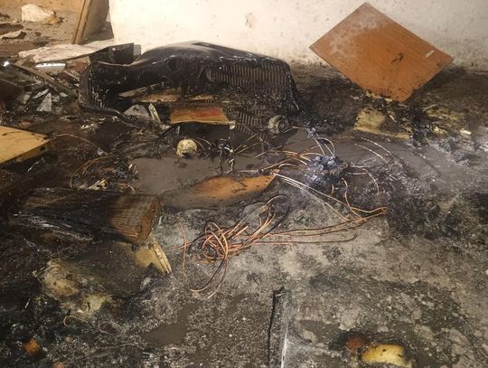 Kazimierscy policjanci uratowali włamywacza z płonącego młyna w Bochotnicy