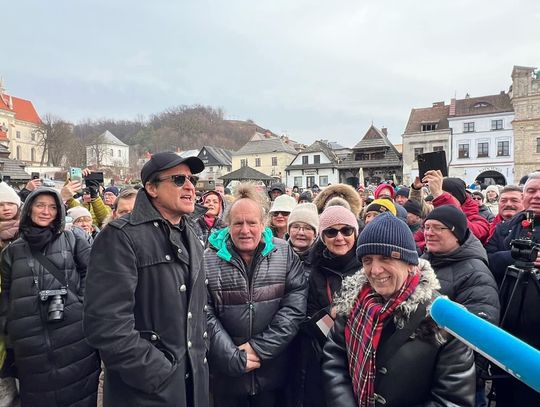 Kazimierz uczci pamięć Romualda Lipki. Wspólne śpiewanie na Rynku Rynek w Kazimierzu, rocznica śmierci Lipko