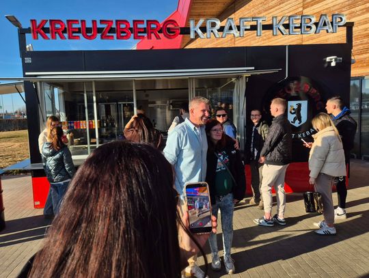 budka z kraftowym kebabem Filipa Chajzera podczas uroczystego otwarcia