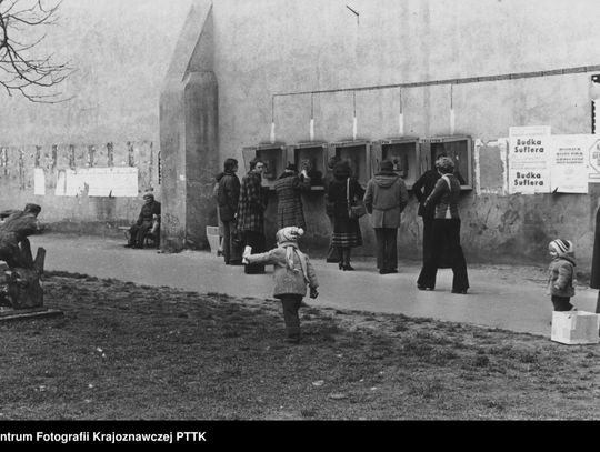 Kiedy telefon był wielkim luksusem Budki telefoniczne w czasach PRL – codzienność mieszkańców