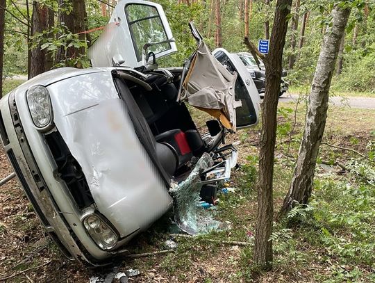 Kierowca wypadł z drogi. Nastolatka walczy o życie