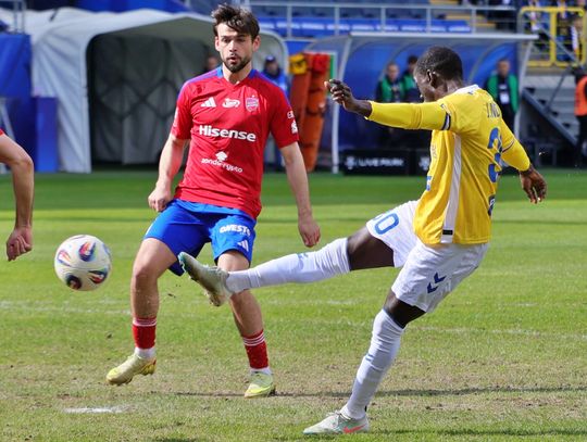 Kolano Jacquesa Ndiaye, łokieć Jakuba Łabojki, a Motor na remis z Rakowem