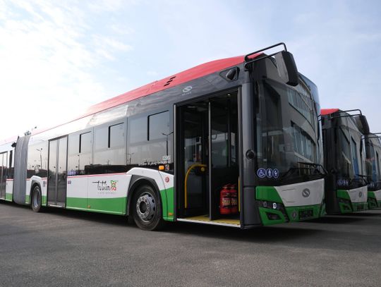 Nowe przegubowe autobusy hybrydowe Solaris w zajezdni MPK Lublin.