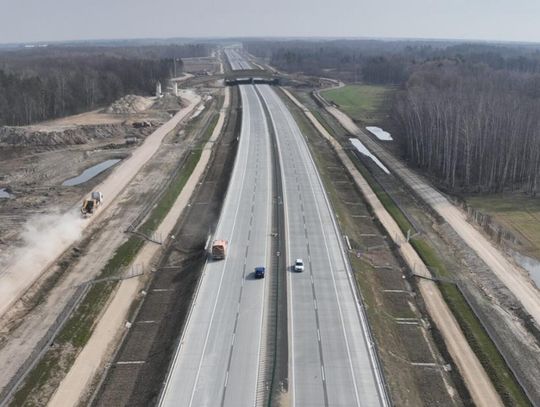 Autostrada A2 w budowie na odcinku Siedlce–Biała Podlaska. Widoczne prowadzone prace drogowe i infrastruktura przyszłej trasy.
