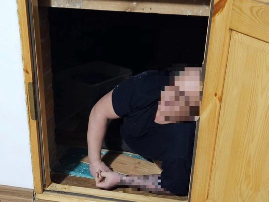 Kolejny spryciarz. Ten ukrył się w schowku na strychu