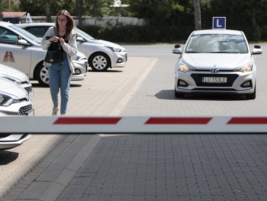 Zmniejszenie nawet o połowę liczby pytań na egzaminie teoretycznym na prawo jazdy i całkowitą rezygnację z egzaminu na placu manewrowym zapowiedziało w poniedziałek Ministerstwo Infrastruktury. Resort chce, aby regulacja zmieniająca system egzaminowania weszła w życie jeszcze w tym roku.