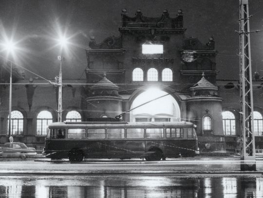 O świcie Lublinian budził samochód Star rozwożący mleko, a wieczór kończył hymn grany o północy w radiowej Jedynce. Nocą jednak centrum miasta było rozświetlone przez kolorowe neony, a popularne restauracje pękały w szwach od nadmiaru gości.