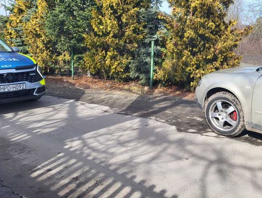 Ledwo stał na nogach w różowych klapkach, a chciał odjechać audi. 48-latek miał prawie 4 promile