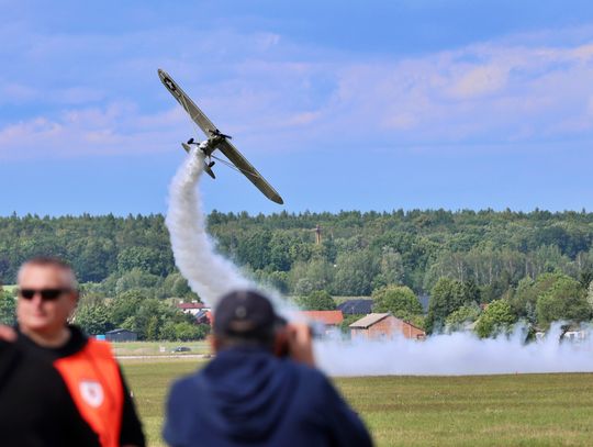 Lotnicze pokazy przyciągnęły miłośników podniebnych akrobacji