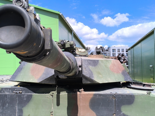 Czołg M1 Abrams 19. Lubelskiej Brygady Zmechanizowanej w Lublinie – widok z bliska na armatę kalibru 120 mm i wieżę pojazdu