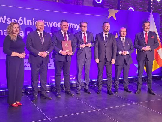 Lubelskie gminy z unijnym wsparciem na wodociągi i kanalizację Ponad 30 gmin i kilka zakładów komunalnych z Lubelszczyzny otrzymały dziś umowy o dofinansowanie inwestycji wodno-ściekowych w ramach Funduszy Europejskich dla Lubelskiego. Kwoty wsparcia w poszczególnych projektach sięgają od blisko 700 tys. zł do prawie 6,7 mln zł.