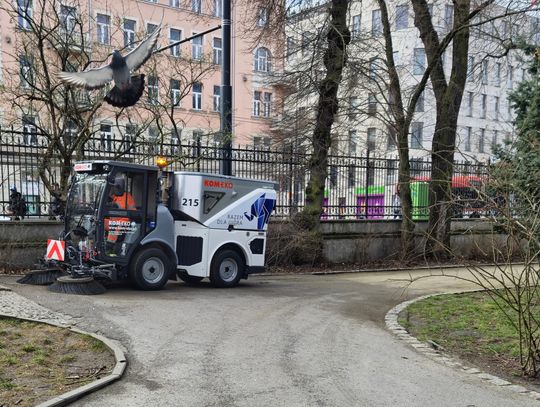 Zamiatarka KOMEKO sprzątająca ulicę w centrum Lublina - pozimowe sprzątanie w mieście trwa