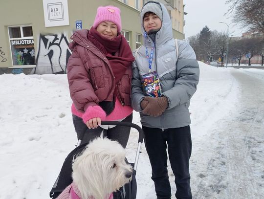 Trwa 34. zbiórka WOŚP. Pani Ewelina z synem Tymonem kwestują po raz pierwszy towarzyszy im suczka Tosia.