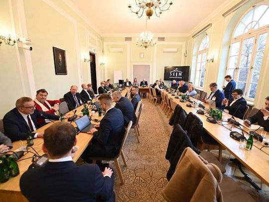 Małe i średnie firmy nie będą musiały korzystać z KSeF? Projekt trafił do sejmu Małe i średnie firmy nie będą musiały korzystać z KSeF? Projekt trafił do sejmu