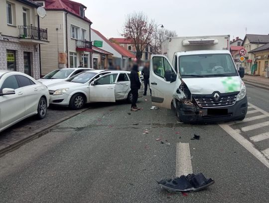 Mały karambol w Dęblinie. Na Warszawskiej zderzyło się 5 samochodów Dęblin_stłuczka
