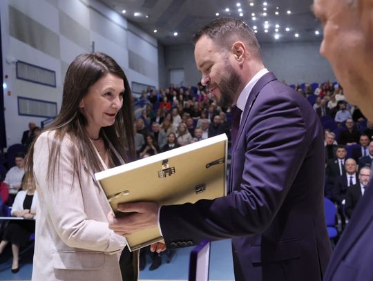 urzędniczka odbiera medal od wojewody