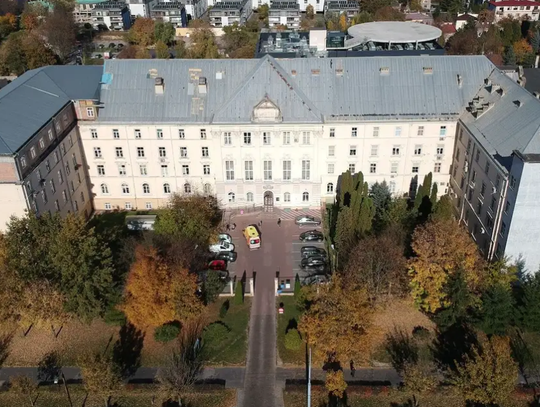 Milionowe kontrakty lekarzy. MON tłumaczy sytuację szpitala wojskowego