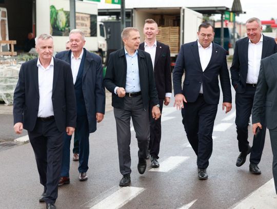 Minister rolnictwa odwiedził Elizówkę. Rozmawiał z handlowcami i rolnikami