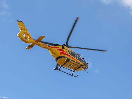 Młoda kobieta włożyła stopę do maszyny rolniczej. Ranną zabrał śmigłowiec