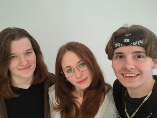 Od lewej: Natalia, Agata i Wiktor edukują na temat mądrego finansowania w sieci