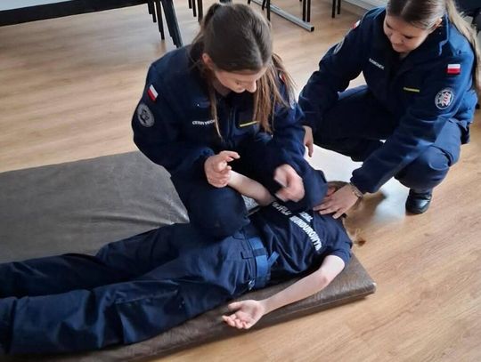 Młodzież z opolskiego liceum ćwiczyła taktykę policyjnych interwencji Młodzież z opolskiego liceum ćwiczyła taktykę policyjnych interwencji