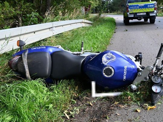 Motocyklista uderzył w barierę mostu. 41-latek trafił do szpitala
