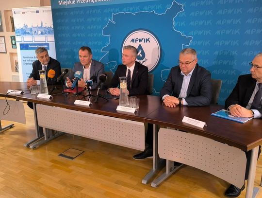 Prezes MPWiK w Lublinie Artur Szymczyk oraz dyrektor Regionu Lubelskiego BGK Marcin Wilczuk podpisują umowę o refinansowanie inwestycji wodno-kanalizacyjnych z Krajowego Planu Odbudowy. Dzięki preferencyjnej pożyczce spółka pozyska ponad 10,5 mln zł na rozwój infrastruktury.