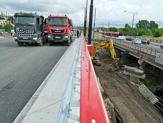Na most wjechało sześć 32-tonowych ciężarówek. Kluczowy test przed otwarciem al. Unii Lubelskiej
