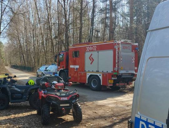 radiowóz i quad w lesie