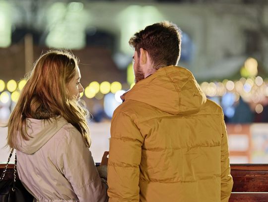 kobieta i mężczyzna stojący tyłem w zimowych kurtkach