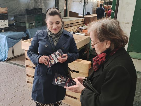 Narodowcy na bazarze. Zachęcali do kupowania polskich produktów ulotki przed targowiskiem