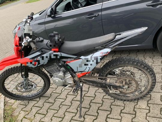 Nastolatek bez uprawnień na niezarejestrowanym motocyklu. Karę wymierzy sąd
