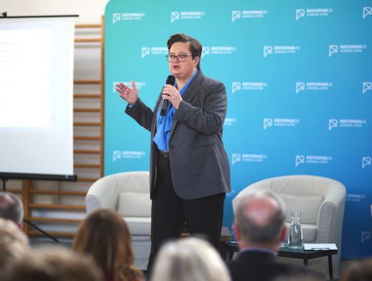 Nauka poprzez doświadczenie, interdyscyplinarność i ograniczenie mediów społecznościowych – jakie zmiany czekają szkołę?