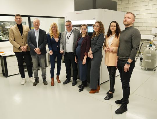 Naukowcy stworzyli inteligentny implant, który sam podaje lek na osteoporozę