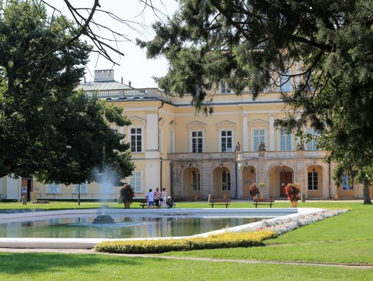 Naukowe pokazy przed pałacem w Puławach. "Bakterie na trawie"