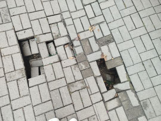 Niebezpieczna dziura na chodniku przy Łopacińskiego. ZDiTM sprawdza, co się dzieje