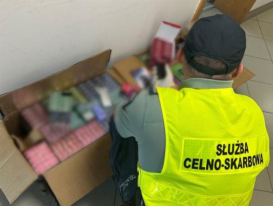 Funkcjonariusze Służby Celno-Skarbowej z Białej Podlaskiej i Zamościa udaremnili wprowadzenie do obrotu nielegalnych wyrobów tytoniowych. W wyniku przeprowadzonych kontroli zabezpieczono zarówno papierosy, jak i e-papierosy bez wymaganych znaków akcyzy.