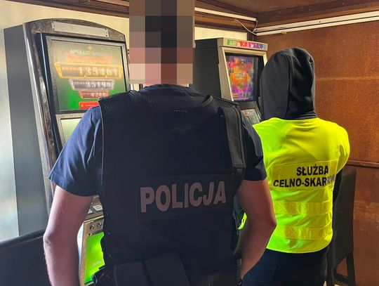 Nielegalny salon gier zlikwidowany. Policja znalazła automaty, gotówkę i amunicję