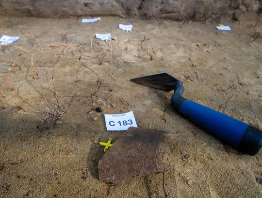 Niezwykłe odkrycie w Chodliku. Archeolodzy natrafili na pochówek przypominający łódź