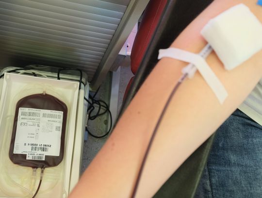 Niskie zapasy dwóch grup krwi. RCKIK zaprasza na akcje terenowe Oddawanie krwi – ramię dawcy podłączone do aparatury do poboru krwi