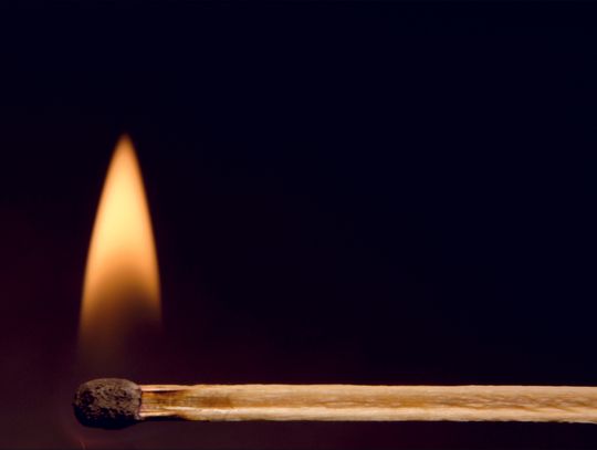 Nocny pożar odsłonił rodzinną tragedię. Nie żyje 74-letnia kobieta