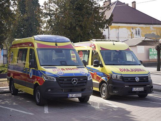 Nowy pojazd trafił do Powiatowego Centrum Zdrowia w Opolu Lubelskim wraz z pełnym wyposażeniem medycznym. Uroczystość przekazania zgromadziła przedstawicieli władz samorządowych, pracowników służby zdrowia oraz zaproszonych gości.