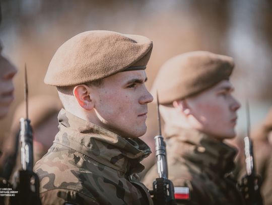 Ochotnicy Wojsk Obrony Terytorialnej podczas składania przysięgi wojskowej w Kraśniku, z udziałem rodzin, władz lokalnych i Orkiestry Wojskowej z Dęblina.
