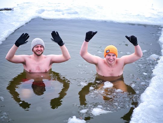 Noworoczny spacer nad Zalewem Zemborzyckim. Morsowanie i nie tylko aktywny początek roku