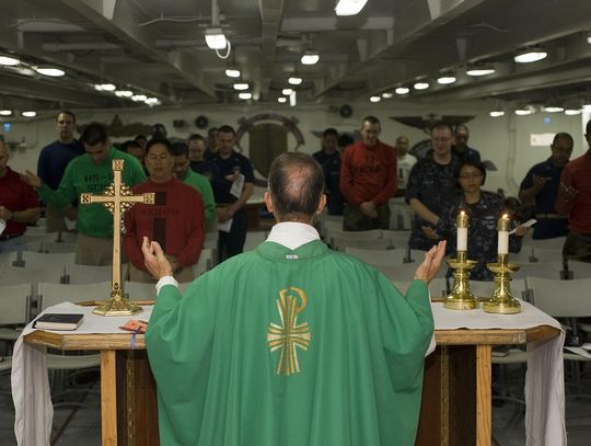 ksiądz odprawiający mszę