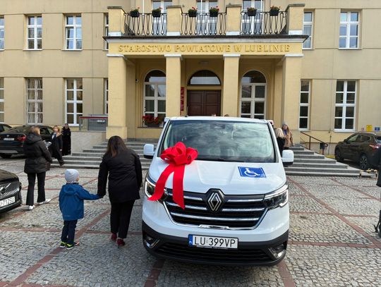 Nowy samochód od starostwa dla DPS w Matczynie. Będzie służył blisko 200 mieszkańcom