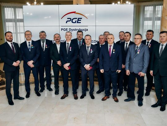 Pracownicy PGE Dystrybucja Oddział Lublin z odznaczeniami państwowymi i resortowymi podczas uroczystości wręczenia medali w siedzibie spółki