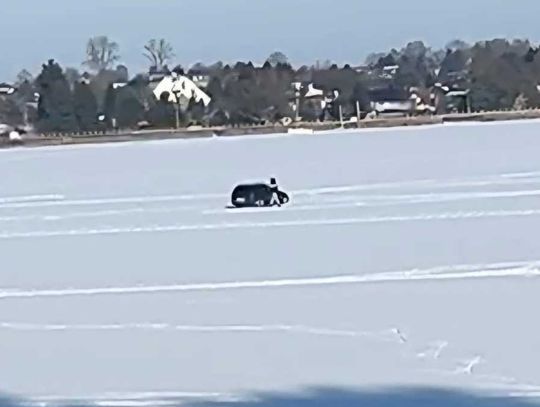 Oplem ślizgał się na Zalewie Zemborzyckim. Ryzykant stanie przed sądem