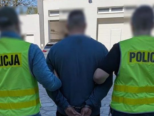 Osiem listów gończych i czerwona nota Interpolu